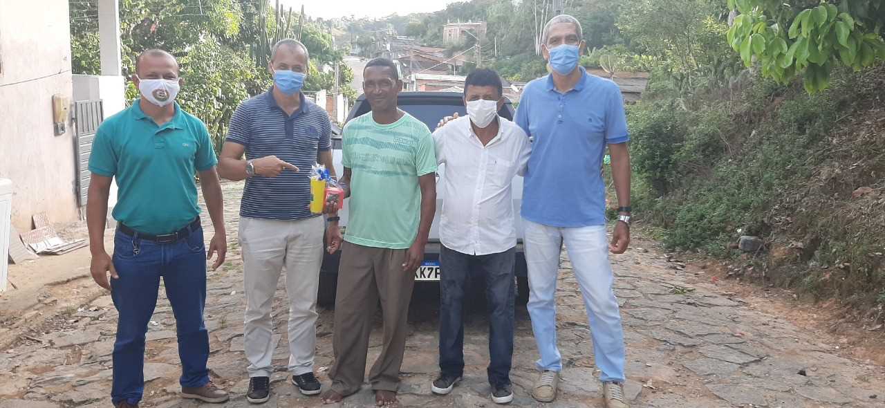 Camacã: Garis são homenageados em suas casas